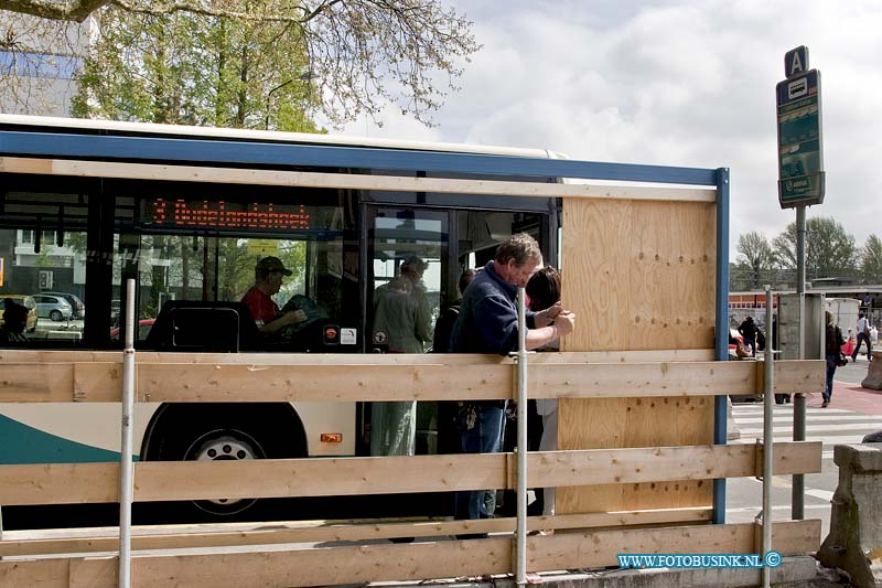 10042601.jpg - FOTOOPDRACHT:Dordrecht:26-04-2010:Foto: Het afbreken van de oude tijdelijke bushalte nabij station van Dordrecht Na een jaar verbouwen en verkeers overlast rond het stationsgebied van Dordrecht. Werdt op 3 mei eindelijk het nieuwe busstation ingebruik genomen.Deze digitale foto blijft eigendom van FOTOPERSBURO BUSINK. Wij hanteren de voorwaarden van het N.V.F. en N.V.J. Gebruik van deze foto impliceert dat u bekend bent  en akkoord gaat met deze voorwaarden bij publicatie.EB/ETIENNE BUSINK