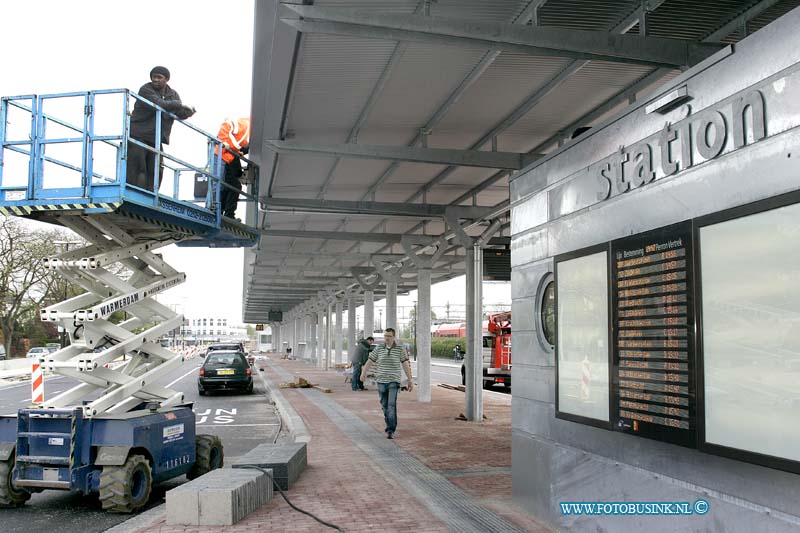 10042602.jpg - FOTOOPDRACHT:Dordrecht:26-04-2010:Foto:Het nieuwe bus station van Dordrecht Na een jaar verbouwen en verkeers overlast rond het stationsgebied van Dordrecht. Op 3 mei word dan eindelijk het nieuwe busstation ingebruik genomen.Deze digitale foto blijft eigendom van FOTOPERSBURO BUSINK. Wij hanteren de voorwaarden van het N.V.F. en N.V.J. Gebruik van deze foto impliceert dat u bekend bent  en akkoord gaat met deze voorwaarden bij publicatie.EB/ETIENNE BUSINK