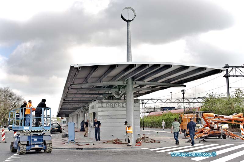 10042603.jpg - FOTOOPDRACHT:Dordrecht:26-04-2010:Foto:Het nieuwe bus station van Dordrecht. Na een jaar verbouwen en verkeers overlast rond het stationsgebied van Dordrecht. Op 3 mei word dan eindelijk het nieuwe busstation ingebruik genomen.Deze digitale foto blijft eigendom van FOTOPERSBURO BUSINK. Wij hanteren de voorwaarden van het N.V.F. en N.V.J. Gebruik van deze foto impliceert dat u bekend bent  en akkoord gaat met deze voorwaarden bij publicatie.EB/ETIENNE BUSINK