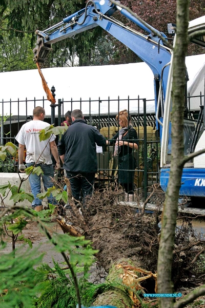 10042605.jpg - FOTOOPDRACHT:Dordrecht:26-04-2010:Foto: op de voorgrond de boom dieook om verwerd gereden van het teras. men probeert het hek weer te herstellen van het terras Het terras van cafe t bevertje dat afgelopen weekend door een auto compleet werdt vernielt, word met de warme dagen weer in aan komst weer in een recoord tempo opgebouwd.Deze digitale foto blijft eigendom van FOTOPERSBURO BUSINK. Wij hanteren de voorwaarden van het N.V.F. en N.V.J. Gebruik van deze foto impliceert dat u bekend bent  en akkoord gaat met deze voorwaarden bij publicatie.EB/ETIENNE BUSINK