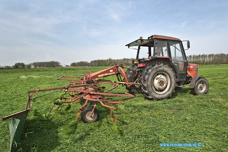 10042801.jpg - FOTOOPDRACHT:Giessenburg:28-04-2010:Boer Teus van Dijk die zijn gras aan het schudden is nabij Giessenburg, Met zijn trekker is hij op het weiland aan het omgeschuden.Deze digitale foto blijft eigendom van FOTOPERSBURO BUSINK. Wij hanteren de voorwaarden van het N.V.F. en N.V.J. Gebruik van deze foto impliceert dat u bekend bent  en akkoord gaat met deze voorwaarden bij publicatie.EB/ETIENNE BUSINK