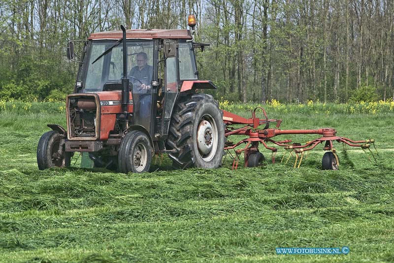 10042802.jpg - FOTOOPDRACHT:Giessenburg:28-04-2010:Boer Teus van Dijk die zijn gras aan het schudden is nabij Giessenburg, Met zijn trekker is hij op het weiland aan het omgeschuden.Deze digitale foto blijft eigendom van FOTOPERSBURO BUSINK. Wij hanteren de voorwaarden van het N.V.F. en N.V.J. Gebruik van deze foto impliceert dat u bekend bent  en akkoord gaat met deze voorwaarden bij publicatie.EB/ETIENNE BUSINK