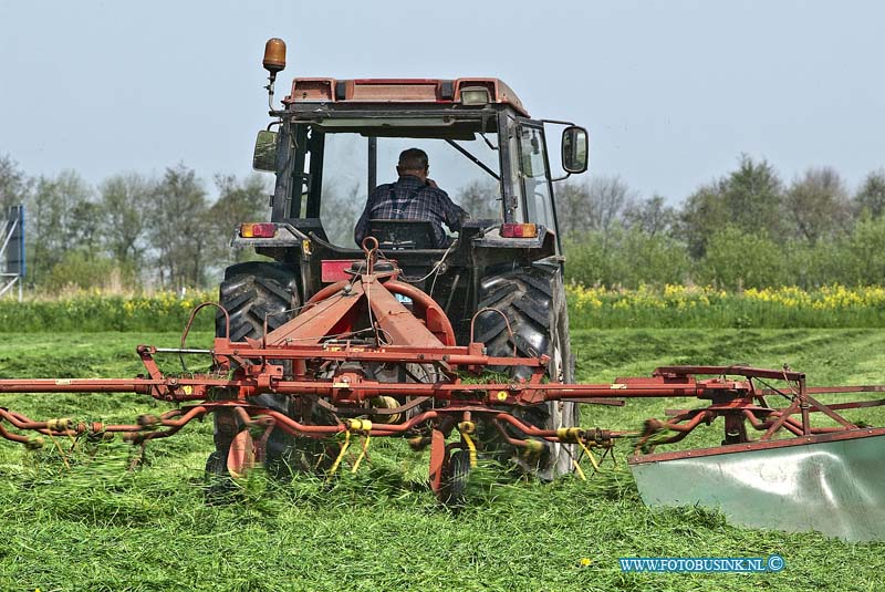 10042803.jpg - FOTOOPDRACHT:Giessenburg:28-04-2010:Boer Teus van Dijk die zijn gras aan het schudden is nabij Giessenburg, Met zijn trekker is hij op het weiland aan het omgeschuden.Deze digitale foto blijft eigendom van FOTOPERSBURO BUSINK. Wij hanteren de voorwaarden van het N.V.F. en N.V.J. Gebruik van deze foto impliceert dat u bekend bent  en akkoord gaat met deze voorwaarden bij publicatie.EB/ETIENNE BUSINK