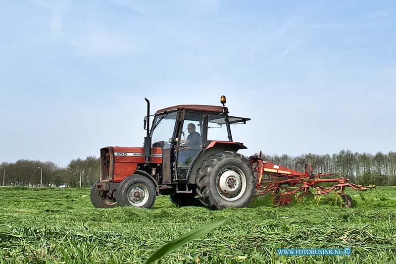 10042804.jpg - FOTOOPDRACHT:Giessenburg:28-04-2010:Boer Teus van Dijk die zijn gras aan het schudden is nabij Giessenburg, Met zijn trekker is hij op het weiland aan het omgeschuden.Deze digitale foto blijft eigendom van FOTOPERSBURO BUSINK. Wij hanteren de voorwaarden van het N.V.F. en N.V.J. Gebruik van deze foto impliceert dat u bekend bent  en akkoord gaat met deze voorwaarden bij publicatie.EB/ETIENNE BUSINK