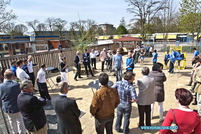 10042806.jpg - FOTOOPDRACHT:Dordrecht:28-04-2010:Foto: overzicht van het nieuwe schoolplein De Drechtster van de met de kinderen en genodigde.De kinderen van de SO van RMPI school De Drechtster hebben eindelijk hun nieuwe schoolplein. Dit schoolplein is gerealiseerd door de Kiwanis Dordrecht en werd woensdag 28 april op een feestelijke manier geopend aan Atmosfeerstraat 32.Deze digitale foto blijft eigendom van FOTOPERSBURO BUSINK. Wij hanteren de voorwaarden van het N.V.F. en N.V.J. Gebruik van deze foto impliceert dat u bekend bent  en akkoord gaat met deze voorwaarden bij publicatie.EB/ETIENNE BUSINK