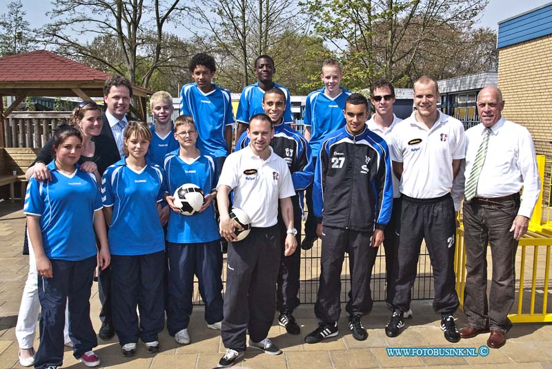 10042807.jpg - FOTOOPDRACHT:Dordrecht:28-04-2010:Foto: Groepsfoto van Sportklas panna met de professionals van FC DordrechtDe kinderen van de SO van RMPI school De Drechtster hebben eindelijk hun nieuwe schoolplein. Dit schoolplein is gerealiseerd door de Kiwanis Dordrecht en werd woensdag 28 april op een feestelijke manier geopend aan Atmosfeerstraat 32.Deze digitale foto blijft eigendom van FOTOPERSBURO BUSINK. Wij hanteren de voorwaarden van het N.V.F. en N.V.J. Gebruik van deze foto impliceert dat u bekend bent  en akkoord gaat met deze voorwaarden bij publicatie.EB/ETIENNE BUSINK