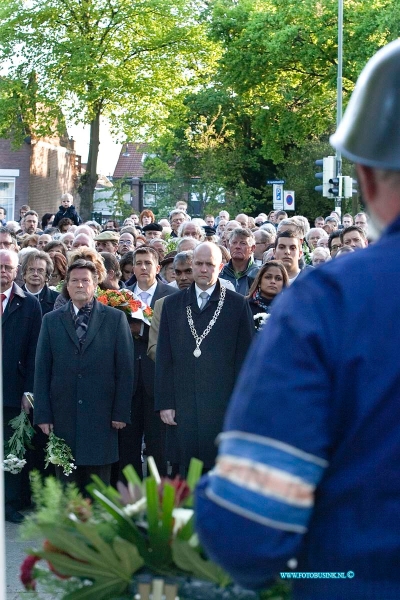 10050401.jpg - FOTOOPDRACHT:Dordrecht:04-05-2010:Nationale Dodenherdenking 4 Mei In samenwerking met de gemeente Dordrecht, de Oud-Illegaliteit en de Stichting Herdenkingsconcerten wordt op 4 mei de jaarlijkse Dodenherdenking georganiseerd. Na een stille tocht wordt om 20.00 uur bij het herdenkingsmonument op het Sumatraplein 2 minuten stilte in acht genomen. Door vertegenwoordigers van de overheid, vele organisaties en particulieren worden bloemen bij het monument neergelegd. De bevrijding vond dit jaar 65 jaar geleden plaats. Deze digitale foto blijft eigendom van FOTOPERSBURO BUSINK. Wij hanteren de voorwaarden van het N.V.F. en N.V.J. Gebruik van deze foto impliceert dat u bekend bent  en akkoord gaat met deze voorwaarden bij publicatie.EB/ETIENNE BUSINK