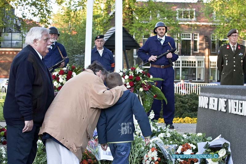 10050402.jpg - FOTOOPDRACHT:Dordrecht:04-05-2010:Nationale Dodenherdenking 4 Mei In samenwerking met de gemeente Dordrecht, de Oud-Illegaliteit en de Stichting Herdenkingsconcerten wordt op 4 mei de jaarlijkse Dodenherdenking georganiseerd. Na een stille tocht wordt om 20.00 uur bij het herdenkingsmonument op het Sumatraplein 2 minuten stilte in acht genomen. Door vertegenwoordigers van de overheid, vele organisaties en particulieren worden bloemen bij het monument neergelegd. De bevrijding vond dit jaar 65 jaar geleden plaats. Deze digitale foto blijft eigendom van FOTOPERSBURO BUSINK. Wij hanteren de voorwaarden van het N.V.F. en N.V.J. Gebruik van deze foto impliceert dat u bekend bent  en akkoord gaat met deze voorwaarden bij publicatie.EB/ETIENNE BUSINK