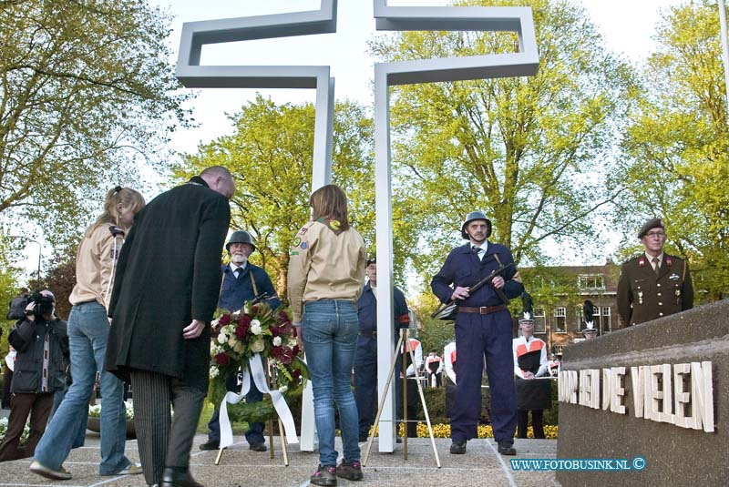 10050403.jpg - FOTOOPDRACHT:Dordrecht:04-05-2010:Nationale Dodenherdenking 4 Mei In samenwerking met de gemeente Dordrecht, de Oud-Illegaliteit en de Stichting Herdenkingsconcerten wordt op 4 mei de jaarlijkse Dodenherdenking georganiseerd. Na een stille tocht wordt om 20.00 uur bij het herdenkingsmonument op het Sumatraplein 2 minuten stilte in acht genomen. Door vertegenwoordigers van de overheid, vele organisaties en particulieren worden bloemen bij het monument neergelegd. De bevrijding vond dit jaar 65 jaar geleden plaats. Deze digitale foto blijft eigendom van FOTOPERSBURO BUSINK. Wij hanteren de voorwaarden van het N.V.F. en N.V.J. Gebruik van deze foto impliceert dat u bekend bent  en akkoord gaat met deze voorwaarden bij publicatie.EB/ETIENNE BUSINK