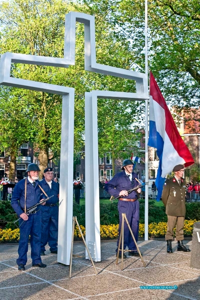 10050408.jpg - FOTOOPDRACHT:Dordrecht:04-05-2010:Nationale Dodenherdenking 4 Mei In samenwerking met de gemeente Dordrecht, de Oud-Illegaliteit en de Stichting Herdenkingsconcerten wordt op 4 mei de jaarlijkse Dodenherdenking georganiseerd. Na een stille tocht wordt om 20.00 uur bij het herdenkingsmonument op het Sumatraplein 2 minuten stilte in acht genomen. Door vertegenwoordigers van de overheid, vele organisaties en particulieren worden bloemen bij het monument neergelegd. De bevrijding vond dit jaar 65 jaar geleden plaats. Deze digitale foto blijft eigendom van FOTOPERSBURO BUSINK. Wij hanteren de voorwaarden van het N.V.F. en N.V.J. Gebruik van deze foto impliceert dat u bekend bent  en akkoord gaat met deze voorwaarden bij publicatie.EB/ETIENNE BUSINK