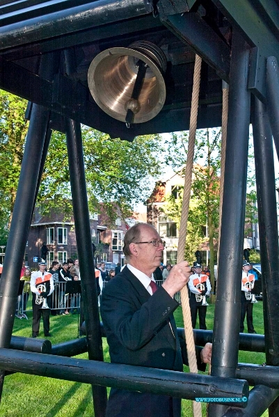 10050409.jpg - FOTOOPDRACHT:Dordrecht:04-05-2010:Foto: De klokenluider van de Dordtse DodenherdenkingNationale Dodenherdenking 4 Mei In samenwerking met de gemeente Dordrecht, de Oud-Illegaliteit en de Stichting Herdenkingsconcerten wordt op 4 mei de jaarlijkse Dodenherdenking georganiseerd. Na een stille tocht wordt om 20.00 uur bij het herdenkingsmonument op het Sumatraplein 2 minuten stilte in acht genomen. Door vertegenwoordigers van de overheid, vele organisaties en particulieren worden bloemen bij het monument neergelegd. De bevrijding vond dit jaar 65 jaar geleden plaats. Deze digitale foto blijft eigendom van FOTOPERSBURO BUSINK. Wij hanteren de voorwaarden van het N.V.F. en N.V.J. Gebruik van deze foto impliceert dat u bekend bent  en akkoord gaat met deze voorwaarden bij publicatie.EB/ETIENNE BUSINK