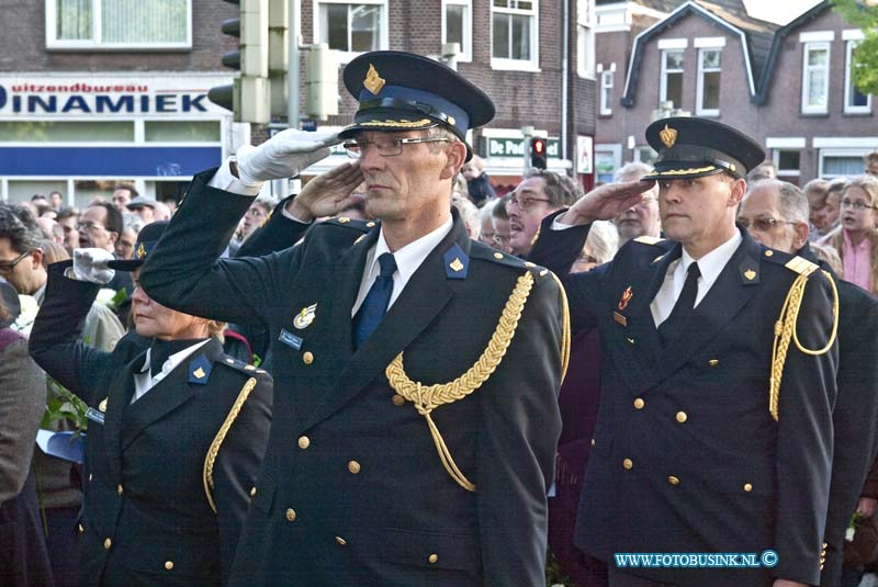 10050410.jpg - FOTOOPDRACHT:Dordrecht:04-05-2010:Foto: Salut Politie ZHZ en Brandweer ZHZNationale Dodenherdenking 4 Mei In samenwerking met de gemeente Dordrecht, de Oud-Illegaliteit en de Stichting Herdenkingsconcerten wordt op 4 mei de jaarlijkse Dodenherdenking georganiseerd. Na een stille tocht wordt om 20.00 uur bij het herdenkingsmonument op het Sumatraplein 2 minuten stilte in acht genomen. Door vertegenwoordigers van de overheid, vele organisaties en particulieren worden bloemen bij het monument neergelegd. De bevrijding vond dit jaar 65 jaar geleden plaats. Deze digitale foto blijft eigendom van FOTOPERSBURO BUSINK. Wij hanteren de voorwaarden van het N.V.F. en N.V.J. Gebruik van deze foto impliceert dat u bekend bent  en akkoord gaat met deze voorwaarden bij publicatie.EB/ETIENNE BUSINK