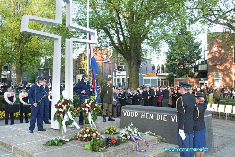 10050411.jpg - FOTOOPDRACHT:Dordrecht:04-05-2010:Foto: Salut Politie ZHZ Nationale Dodenherdenking 4 Mei In samenwerking met de gemeente Dordrecht, de Oud-Illegaliteit en de Stichting Herdenkingsconcerten wordt op 4 mei de jaarlijkse Dodenherdenking georganiseerd. Na een stille tocht wordt om 20.00 uur bij het herdenkingsmonument op het Sumatraplein 2 minuten stilte in acht genomen. Door vertegenwoordigers van de overheid, vele organisaties en particulieren worden bloemen bij het monument neergelegd. De bevrijding vond dit jaar 65 jaar geleden plaats. Deze digitale foto blijft eigendom van FOTOPERSBURO BUSINK. Wij hanteren de voorwaarden van het N.V.F. en N.V.J. Gebruik van deze foto impliceert dat u bekend bent  en akkoord gaat met deze voorwaarden bij publicatie.EB/ETIENNE BUSINK