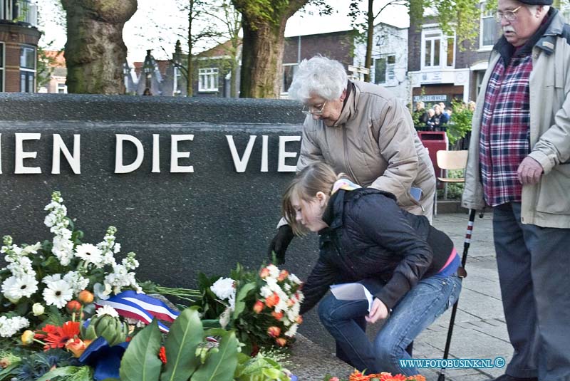 10050413.jpg - FOTOOPDRACHT:Dordrecht:04-05-2010:Foto: Ook jongeren tonen meer betrokkenheiod bij de Nationale Dodenherdenking.Nationale Dodenherdenking 4 Mei In samenwerking met de gemeente Dordrecht, de Oud-Illegaliteit en de Stichting Herdenkingsconcerten wordt op 4 mei de jaarlijkse Dodenherdenking georganiseerd. Na een stille tocht wordt om 20.00 uur bij het herdenkingsmonument op het Sumatraplein 2 minuten stilte in acht genomen. Door vertegenwoordigers van de overheid, vele organisaties en particulieren worden bloemen bij het monument neergelegd. De bevrijding vond dit jaar 65 jaar geleden plaats. Deze digitale foto blijft eigendom van FOTOPERSBURO BUSINK. Wij hanteren de voorwaarden van het N.V.F. en N.V.J. Gebruik van deze foto impliceert dat u bekend bent  en akkoord gaat met deze voorwaarden bij publicatie.EB/ETIENNE BUSINK