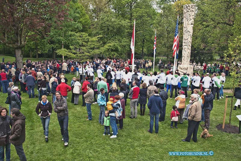 10050504.jpg - FOTOOPDRACHT:Dordrecht:05-05-2010:Merwesteinpark Bevrijdingsdag 2010 bij het bevrijdingsmonument van Hans Petri opening door Henk Bax Leden van de atletiekverenigingen Hercules en Parthanon zullen het bevrijdingsvuur uit Wageningen binnenbrengen en het vuur ontsteken bij het monument Het regiment de Gele Rijders komen te paard en een kanon voorttrekkend het park inrijden vanaf de Singel/Kunstmin kant en stellen zich naast het momument Hijsen van de vlaggen van de landen welke ons land bevrijdt hebben en het spelen van het Wilhelmus. 2 bevrijdingsschoten zullen door het regiment Gele Rijders in het park afgeschoten worden toespraak door onze burgemeester dhr. A.A.M. Brok Prins Willem van Oranje verzorgt de muzikale omlijsting bij dit geheel. Deze digitale foto blijft eigendom van FOTOPERSBURO BUSINK. Wij hanteren de voorwaarden van het N.V.F. en N.V.J. Gebruik van deze foto impliceert dat u bekend bent  en akkoord gaat met deze voorwaarden bij publicatie.EB/ETIENNE BUSINK