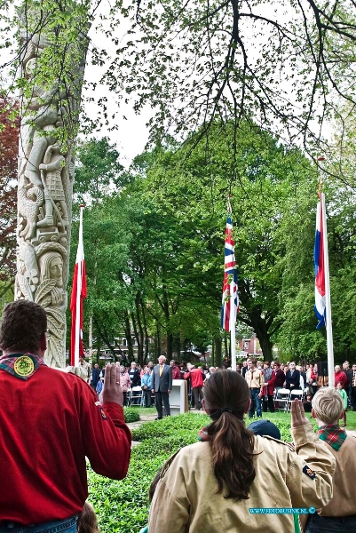 10050505.jpg - FOTOOPDRACHT:Dordrecht:05-05-2010:Merwesteinpark Bevrijdingsdag 2010 bij het bevrijdingsmonument van Hans Petri opening door Henk Bax Leden van de atletiekverenigingen Hercules en Parthanon zullen het bevrijdingsvuur uit Wageningen binnenbrengen en het vuur ontsteken bij het monument Het regiment de Gele Rijders komen te paard en een kanon voorttrekkend het park inrijden vanaf de Singel/Kunstmin kant en stellen zich naast het momument Hijsen van de vlaggen van de landen welke ons land bevrijdt hebben en het spelen van het Wilhelmus. 2 bevrijdingsschoten zullen door het regiment Gele Rijders in het park afgeschoten worden toespraak door onze burgemeester dhr. A.A.M. Brok Prins Willem van Oranje verzorgt de muzikale omlijsting bij dit geheel. Deze digitale foto blijft eigendom van FOTOPERSBURO BUSINK. Wij hanteren de voorwaarden van het N.V.F. en N.V.J. Gebruik van deze foto impliceert dat u bekend bent  en akkoord gaat met deze voorwaarden bij publicatie.EB/ETIENNE BUSINK