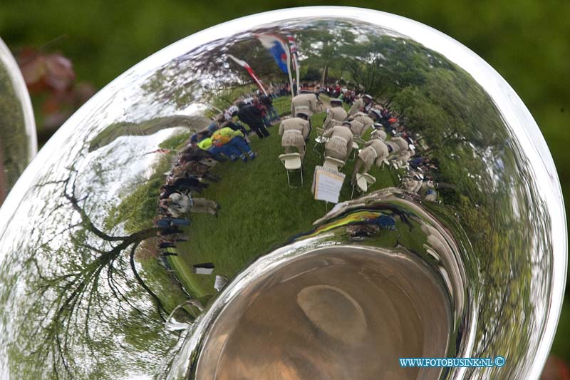 10050508.jpg - FOTOOPDRACHT:Dordrecht:05-05-2010:Foto: Zicht op publiek Bevrijdingsdag Merwesteinpark via tuba.Merwesteinpark Bevrijdingsdag 2010 bij het bevrijdingsmonument van Hans Petri opening door Henk Bax Leden van de atletiekverenigingen Hercules en Parthanon zullen het bevrijdingsvuur uit Wageningen binnenbrengen en het vuur ontsteken bij het monument Het regiment de Gele Rijders komen te paard en een kanon voorttrekkend het park inrijden vanaf de Singel/Kunstmin kant en stellen zich naast het momument Hijsen van de vlaggen van de landen welke ons land bevrijdt hebben en het spelen van het Wilhelmus. 2 bevrijdingsschoten zullen door het regiment Gele Rijders in het park afgeschoten worden toespraak door onze burgemeester dhr. A.A.M. Brok Prins Willem van Oranje verzorgt de muzikale omlijsting bij dit geheel. Deze digitale foto blijft eigendom van FOTOPERSBURO BUSINK. Wij hanteren de voorwaarden van het N.V.F. en N.V.J. Gebruik van deze foto impliceert dat u bekend bent  en akkoord gaat met deze voorwaarden bij publicatie.EB/ETIENNE BUSINK