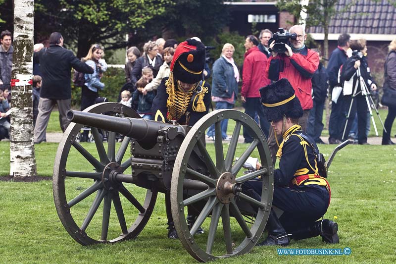 10050509.jpg - FOTOOPDRACHT:Dordrecht:05-05-2010:Foto: het laden van het Kanon door de het regiment Gele Rijders. Merwesteinpark Bevrijdingsdag 2010 bij het bevrijdingsmonument van Hans Petri opening door Henk Bax Leden van de atletiekverenigingen Hercules en Parthanon zullen het bevrijdingsvuur uit Wageningen binnenbrengen en het vuur ontsteken bij het monument Het regiment de Gele Rijders komen te paard en een kanon voorttrekkend het park inrijden vanaf de Singel/Kunstmin kant en stellen zich naast het momument Hijsen van de vlaggen van de landen welke ons land bevrijdt hebben en het spelen van het Wilhelmus. 2 bevrijdingsschoten zullen door het regiment Gele Rijders in het park afgeschoten worden toespraak door onze burgemeester dhr. A.A.M. Brok Prins Willem van Oranje verzorgt de muzikale omlijsting bij dit geheel. Deze digitale foto blijft eigendom van FOTOPERSBURO BUSINK. Wij hanteren de voorwaarden van het N.V.F. en N.V.J. Gebruik van deze foto impliceert dat u bekend bent  en akkoord gaat met deze voorwaarden bij publicatie.EB/ETIENNE BUSINK