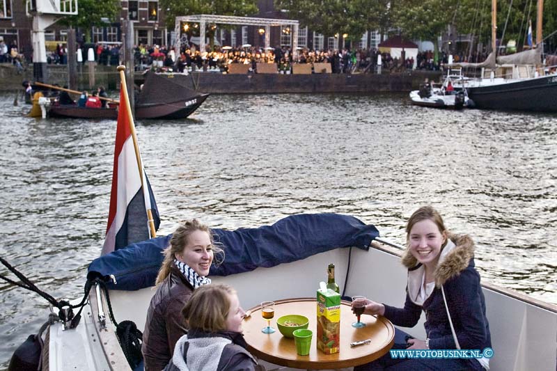 10050513.jpg - FOTOOPDRACHT:Dordrecht:05-05-2010:Foto: Lekker vanaf een bootje naar de muziek luisteren.Havenconcert  in de Kuipershaven - Wolwevershaven op drijvend ponton. Het Centraal Comité Oranjedag Dordrecht presenteren Dordtissimo en het Centraal Comité Oranje Dordrecht het Havenconcert  M.m.v. M.m.v. Marna Bakker: Sopraan, Peter Scheele: Bas, Dordts Kamer Orkest, Ries van der Zouwen: DirigentDeze digitale foto blijft eigendom van FOTOPERSBURO BUSINK. Wij hanteren de voorwaarden van het N.V.F. en N.V.J. Gebruik van deze foto impliceert dat u bekend bent  en akkoord gaat met deze voorwaarden bij publicatie.EB/ETIENNE BUSINK