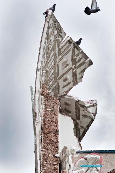 10051101.jpg - FOTOOPDRACHT:Dordrecht:11-05-2010:Foto: Duiven nemen nog even bezit van het laatste stukje van de flatHet laatste stukje flat wat gesloopt gaat worden aan de Nassauweg/ Johan Willem Frisostraat te Dordrecht. Het sloop afval word tijdens de sloop netjes gescheiden afgevoerd.Deze digitale foto blijft eigendom van FOTOPERSBURO BUSINK. Wij hanteren de voorwaarden van het N.V.F. en N.V.J. Gebruik van deze foto impliceert dat u bekend bent  en akkoord gaat met deze voorwaarden bij publicatie.EB/ETIENNE BUSINK