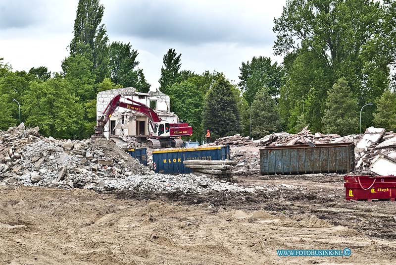 10051103.jpg - FOTOOPDRACHT:Dordrecht:11-05-2010:Foto: De flats en woningen zijn bijna geheel gesloopt en het terrein word bouw rijp gemaakt.Het laatste stukje flat wat gesloopt gaat worden aan de Nassauweg/ Johan Willem Frisostraat te Dordrecht. Het sloop afval word tijdens de sloop netjes gescheiden afgevoerd.Deze digitale foto blijft eigendom van FOTOPERSBURO BUSINK. Wij hanteren de voorwaarden van het N.V.F. en N.V.J. Gebruik van deze foto impliceert dat u bekend bent  en akkoord gaat met deze voorwaarden bij publicatie.EB/ETIENNE BUSINK