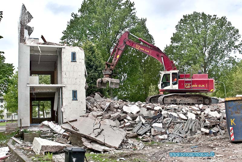 10051104.jpg - FOTOOPDRACHT:Dordrecht:11-05-2010:Foto: Met de kraan word het alle laatste stukje van de flats gesloopt.Het laatste stukje flat wat gesloopt gaat worden aan de Nassauweg/ Johan Willem Frisostraat te Dordrecht. Het sloop afval word tijdens de sloop netjes gescheiden afgevoerd.Deze digitale foto blijft eigendom van FOTOPERSBURO BUSINK. Wij hanteren de voorwaarden van het N.V.F. en N.V.J. Gebruik van deze foto impliceert dat u bekend bent  en akkoord gaat met deze voorwaarden bij publicatie.EB/ETIENNE BUSINK