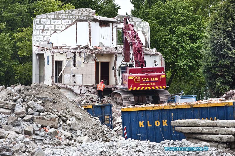 10051106.jpg - FOTOOPDRACHT:Dordrecht:11-05-2010:Foto: Het allerlaatste stukje van de flat word gesloopt.Het laatste stukje flat wat gesloopt gaat worden aan de Nassauweg/ Johan Willem Frisostraat te Dordrecht. Het sloop afval word tijdens de sloop netjes gescheiden afgevoerd.Deze digitale foto blijft eigendom van FOTOPERSBURO BUSINK. Wij hanteren de voorwaarden van het N.V.F. en N.V.J. Gebruik van deze foto impliceert dat u bekend bent  en akkoord gaat met deze voorwaarden bij publicatie.EB/ETIENNE BUSINK