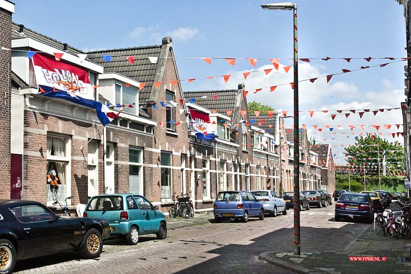 10052109.jpg - FOTOOPDRACHT:Dordrecht:21-05-2010:Leliestraat in oranje voetbal sfeer met vlagen en spandoekenDeze digitale foto blijft eigendom van FOTOPERSBURO BUSINK. Wij hanteren de voorwaarden van het N.V.F. en N.V.J. Gebruik van deze foto impliceert dat u bekend bent  en akkoord gaat met deze voorwaarden bij publicatie.EB/ETIENNE BUSINK