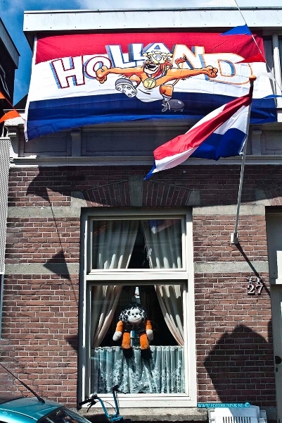 10052111.jpg - FOTOOPDRACHT:Dordrecht:21-05-2010:Leliestraat in oranje voetbal sfeer met vlagen en spandoekenDeze digitale foto blijft eigendom van FOTOPERSBURO BUSINK. Wij hanteren de voorwaarden van het N.V.F. en N.V.J. Gebruik van deze foto impliceert dat u bekend bent  en akkoord gaat met deze voorwaarden bij publicatie.EB/ETIENNE BUSINK