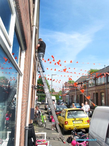 10052203.jpg - FOTOOPDRACHT:Dordrecht:22-05-2010:Rozenstraat WK oranje versiering vlagen in de straatDeze digitale foto blijft eigendom van FOTOPERSBURO BUSINK. Wij hanteren de voorwaarden van het N.V.F. en N.V.J. Gebruik van deze foto impliceert dat u bekend bent  en akkoord gaat met deze voorwaarden bij publicatie.EB/ETIENNE BUSINK