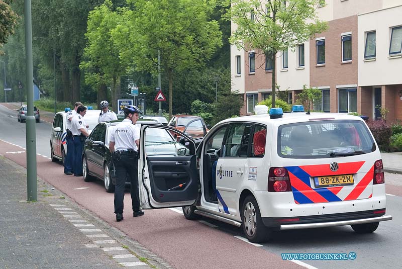 10052802.jpg - FOTOOPDRACHT:Dordrecht:28-05-2010:Aanhoudingen bij HennepkwekerijDORDRECHT - De politie heeft op vrijdagmorgen 28 mei een hennepkwekerij ontdekt en drie aanhoudingen verricht. Politiemensen gingen naar een woning op de Thorbeckeweg in Dordrecht, daar vermoedde de politie een kwekerij vanwege de lucht. Binnen was in twee ruimten een kwekerij opgezet met in totaal ongeveer 150 plantjes. Bij de woning hielden agenten direct een 25-jarige man uit Dordrecht aan. Even later volgden nog twee aanhoudingen. Deze twee mannen van 23 en 33 jaar uit Dordrecht zaten in een auto waar zij mee kwamen aanrijden bij de kwekerij. De politie onderzoekt de betrokkenheid van de drie bij de hennepplantage. Medewerkers van een gespecialiseerd bedrijf ontmantelden de kwekerij. Alle spullen en wiet worden vernietigd. Deze digitale foto blijft eigendom van FOTOPERSBURO BUSINK. Wij hanteren de voorwaarden van het N.V.F. en N.V.J. Gebruik van deze foto impliceert dat u bekend bent  en akkoord gaat met deze voorwaarden bij publicatie.EB/ETIENNE BUSINK