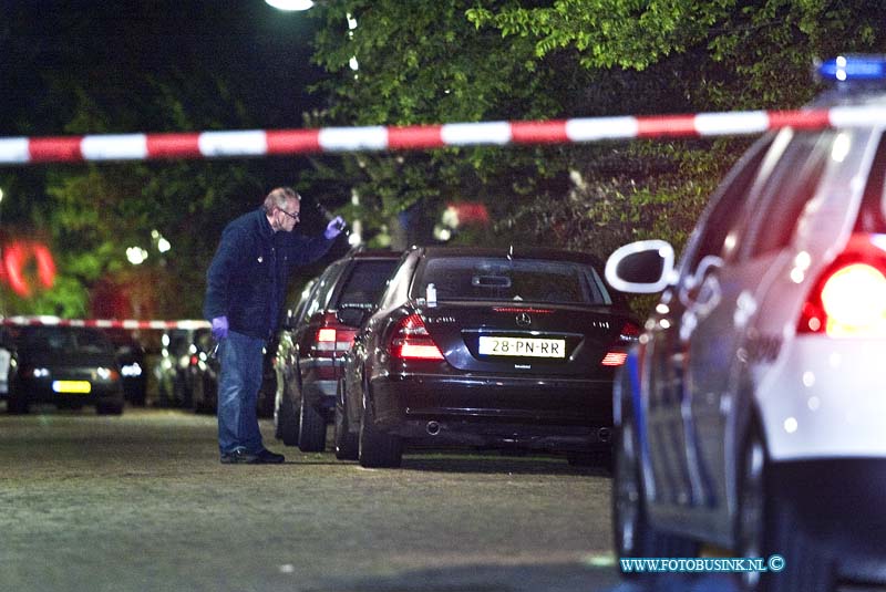 10060401.jpg - FOTOOPDRACHT:Zwijndrecht:04-06-2010:In de patrijsstraat heeft gisteren avond een schietpartij plaats gevonden waar 1 man zwaar gewond is geraakt en naar het ziekenhuis is afgevoerd. De vermoedelijke dader is door de politie n de buurt aangehouden voor verhoor. De technische recherche heeft een sporen onder op de plaats delict gedaan.Deze digitale foto blijft eigendom van FOTOPERSBURO BUSINK. Wij hanteren de voorwaarden van het N.V.F. en N.V.J. Gebruik van deze foto impliceert dat u bekend bent  en akkoord gaat met deze voorwaarden bij publicatie.EB/ETIENNE BUSINK