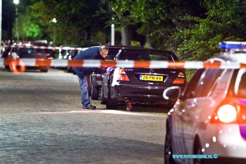 10060402.jpg - FOTOOPDRACHT:Zwijndrecht:04-06-2010:In de patrijsstraat heeft gisteren avond een schietpartij plaats gevonden waar 1 man zwaar gewond is geraakt en naar het ziekenhuis is afgevoerd. De vermoedelijke dader is door de politie n de buurt aangehouden voor verhoor. De technische recherche heeft een sporen onder op de plaats delict gedaan.Deze digitale foto blijft eigendom van FOTOPERSBURO BUSINK. Wij hanteren de voorwaarden van het N.V.F. en N.V.J. Gebruik van deze foto impliceert dat u bekend bent  en akkoord gaat met deze voorwaarden bij publicatie.EB/ETIENNE BUSINK