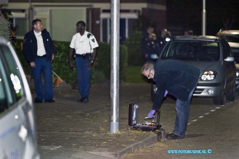 10060403.jpg - FOTOOPDRACHT:Zwijndrecht:04-06-2010:In de patrijsstraat heeft gisteren avond een schietpartij plaats gevonden waar 1 man zwaar gewond is geraakt en naar het ziekenhuis is afgevoerd. De vermoedelijke dader is door de politie n de buurt aangehouden voor verhoor. De technische recherche heeft een sporen onder op de plaats delict gedaan.Deze digitale foto blijft eigendom van FOTOPERSBURO BUSINK. Wij hanteren de voorwaarden van het N.V.F. en N.V.J. Gebruik van deze foto impliceert dat u bekend bent  en akkoord gaat met deze voorwaarden bij publicatie.EB/ETIENNE BUSINK