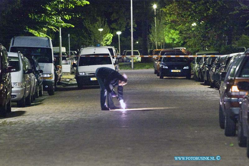 10060404.jpg - FOTOOPDRACHT:Zwijndrecht:04-06-2010:In de patrijsstraat heeft gisteren avond een schietpartij plaats gevonden waar 1 man zwaar gewond is geraakt en naar het ziekenhuis is afgevoerd. De vermoedelijke dader is door de politie n de buurt aangehouden voor verhoor. De technische recherche heeft een sporen onder op de plaats delict gedaan.Deze digitale foto blijft eigendom van FOTOPERSBURO BUSINK. Wij hanteren de voorwaarden van het N.V.F. en N.V.J. Gebruik van deze foto impliceert dat u bekend bent  en akkoord gaat met deze voorwaarden bij publicatie.EB/ETIENNE BUSINK