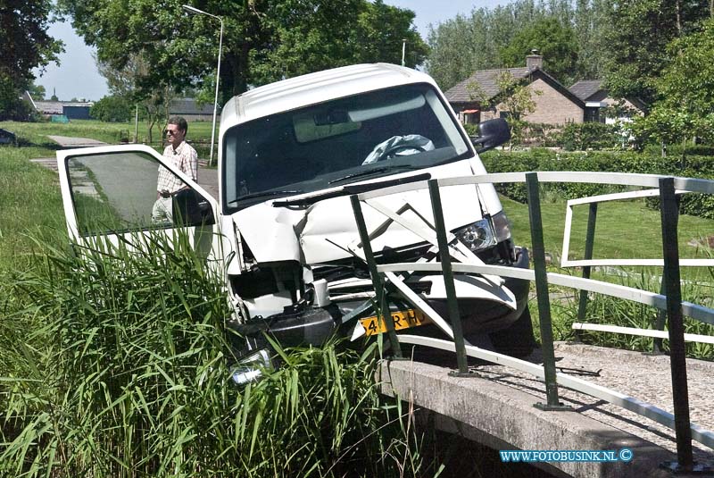 10060408.jpg - FOTOOPDRACHT:Schelluinen:04-06-2010:VROUW OVERLOOPT MANNEN MET KLUIS IN WONING, VERDACHTEN NA ACHTERVOLGING AANGEHOUDENGORINCHEM/SCHELLUINEN - Na een poging diefstal van een kluis in een woning aan de Graaf Albrechtstraat, heeft de politie na een grootschalige zoekactie en achtervolging de twee verdachten hiervan aangehouden. Het betreft twee mannen van 40 en 42 jaar uit Algerije. Omstreeks 09.00 uur meldde de 28-jarige bewoonster van het pand dat ze de twee mannen met de kluis had overlopen. Na deze confrontatie vluchtten de twee zonder kluis de woning uit. De vrouw raakte niet gewond. Korte tijd later zagen twee agenten een busje rijden met daarin twee personen waarvan er één werd herkend op basis van het doorgegeven signalement. Na het gegeven stopteken gingen de verdachten er met hoge snelheid vandoor over de Banneweg en de N216. Daarna reed de bestuurder het fietspad op richting Schelluinen om zich uiteindelijk klem te rijden tegen een pijler van een voetgangersbrug aan de Voordijk in Schelluinen. De twee mannen verlieten het voertuig via het water waarna de achtervolging te voet werd voortgezet. De 40-jarige man werd aangetroffen in de tuin van een nabijgelegen woning. Daar volgde een confrontatie tussen hem en één van de agenten waarbij de man in zijn been werd geschoten en kon worden aangehouden. Hij is naar het ziekenhuis gebracht voor medisch onderzoek en is daar inmiddels ontslagen en overgebracht naar het politiebureau. De tweede verdachte werd enkele minuten later in het riet bij het water aangehouden. Gezien de omstandigheden met betrekking tot het vuurwapengebruik stelt de Rijksrecherche, zoals gebruikelijk in dergelijke gevallen, een onderzoek in.Deze digitale foto blijft eigendom van FOTOPERSBURO BUSINK. Wij hanteren de voorwaarden van het N.V.F. en N.V.J. Gebruik van deze foto impliceert dat u bekend bent  en akkoord gaat met deze voorwaarden bij publicatie.EB/ETIENNE BUSINK