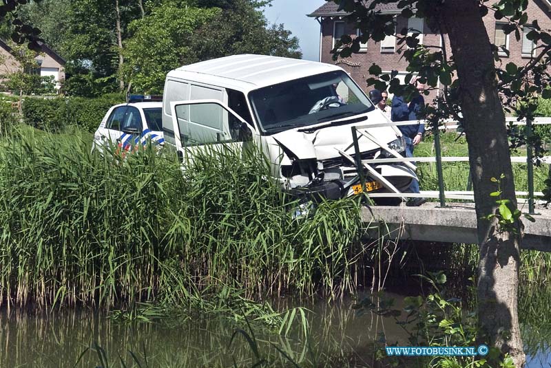 10060409.jpg - FOTOOPDRACHT:Schelluinen:04-06-2010:VROUW OVERLOOPT MANNEN MET KLUIS IN WONING, VERDACHTEN NA ACHTERVOLGING AANGEHOUDENGORINCHEM/SCHELLUINEN - Na een poging diefstal van een kluis in een woning aan de Graaf Albrechtstraat, heeft de politie na een grootschalige zoekactie en achtervolging de twee verdachten hiervan aangehouden. Het betreft twee mannen van 40 en 42 jaar uit Algerije. Omstreeks 09.00 uur meldde de 28-jarige bewoonster van het pand dat ze de twee mannen met de kluis had overlopen. Na deze confrontatie vluchtten de twee zonder kluis de woning uit. De vrouw raakte niet gewond. Korte tijd later zagen twee agenten een busje rijden met daarin twee personen waarvan er één werd herkend op basis van het doorgegeven signalement. Na het gegeven stopteken gingen de verdachten er met hoge snelheid vandoor over de Banneweg en de N216. Daarna reed de bestuurder het fietspad op richting Schelluinen om zich uiteindelijk klem te rijden tegen een pijler van een voetgangersbrug aan de Voordijk in Schelluinen. De twee mannen verlieten het voertuig via het water waarna de achtervolging te voet werd voortgezet. De 40-jarige man werd aangetroffen in de tuin van een nabijgelegen woning. Daar volgde een confrontatie tussen hem en één van de agenten waarbij de man in zijn been werd geschoten en kon worden aangehouden. Hij is naar het ziekenhuis gebracht voor medisch onderzoek en is daar inmiddels ontslagen en overgebracht naar het politiebureau. De tweede verdachte werd enkele minuten later in het riet bij het water aangehouden. Gezien de omstandigheden met betrekking tot het vuurwapengebruik stelt de Rijksrecherche, zoals gebruikelijk in dergelijke gevallen, een onderzoek in.Deze digitale foto blijft eigendom van FOTOPERSBURO BUSINK. Wij hanteren de voorwaarden van het N.V.F. en N.V.J. Gebruik van deze foto impliceert dat u bekend bent  en akkoord gaat met deze voorwaarden bij publicatie.EB/ETIENNE BUSINK