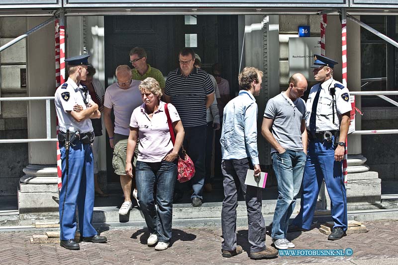 10060410.jpg - FOTOOPDRACHT:Dordrecht:04-06-2010:Foto: De aangeslagen Familie verlaat het gerechtsgebouw van Dordrecht na de zitting tegen Sander VDordrecht steegoversloot De eerste niet inhoudelijke zitting van het proces tegen de vermeende moordenaar van de 12-jarige Milly Boele uit Dordrecht, politieman Sander V, is vanmiddag begonnen in de rechtbank van Dordrecht. Sander V. is door zijn advocaat Wim Anker aangekondigd, zelf in de rechtzaal verschenen. De ouders en familie van Milly Boele waren aanwezig bij het proces.Deze digitale foto blijft eigendom van FOTOPERSBURO BUSINK. Wij hanteren de voorwaarden van het N.V.F. en N.V.J. Gebruik van deze foto impliceert dat u bekend bent  en akkoord gaat met deze voorwaarden bij publicatie.EB/ETIENNE BUSINK