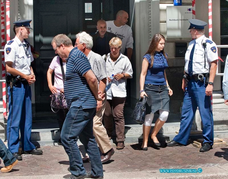 10060413.jpg - FOTOOPDRACHT:Dordrecht:04-06-2010:Foto: De aangeslagen Familie verlaat het gerechtsgebouw van Dordrecht na de zitting tegen Sander V.Dordrecht steegoversloot De eerste niet inhoudelijke zitting van het proces tegen de vermeende moordenaar van de 12-jarige Milly Boele uit Dordrecht, politieman Sander V, is vanmiddag begonnen in de rechtbank van Dordrecht. Sander V. is door zijn advocaat Wim Anker aangekondigd, zelf in de rechtzaal verschenen. De ouders en familie van Milly Boele waren aanwezig bij het proces.Foto  Advocat Wim Anker en advocaat ardenen.Deze digitale foto blijft eigendom van FOTOPERSBURO BUSINK. Wij hanteren de voorwaarden van het N.V.F. en N.V.J. Gebruik van deze foto impliceert dat u bekend bent  en akkoord gaat met deze voorwaarden bij publicatie.EB/ETIENNE BUSINK