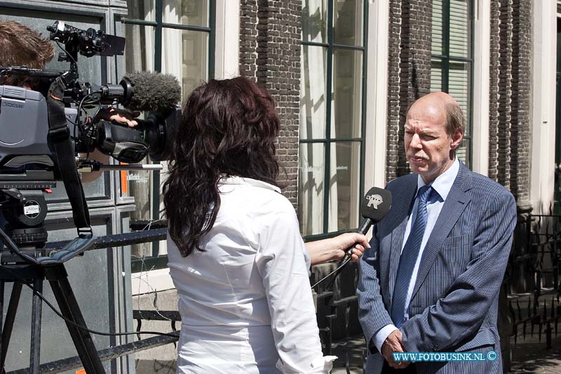 10060415.jpg - FOTOOPDRACHT:Dordrecht:04-06-2010:Foto: Advocat Wim Anker staat de pers netjes na de rechtzaak van Sander V te woord.Dordrecht steegoversloot De eerste niet inhoudelijke zitting van het proces tegen de vermeende moordenaar van de 12-jarige Milly Boele uit Dordrecht, politieman Sander V, is vanmiddag begonnen in de rechtbank van Dordrecht. Sander V. is door zijn advocaat Wim Anker aangekondigd, zelf in de rechtzaal verschenen. De ouders en familie van Milly Boele waren aanwezig bij het proces.Foto  Advocat Wim Anker en advocaat ardenen.Deze digitale foto blijft eigendom van FOTOPERSBURO BUSINK. Wij hanteren de voorwaarden van het N.V.F. en N.V.J. Gebruik van deze foto impliceert dat u bekend bent  en akkoord gaat met deze voorwaarden bij publicatie.EB/ETIENNE BUSINK