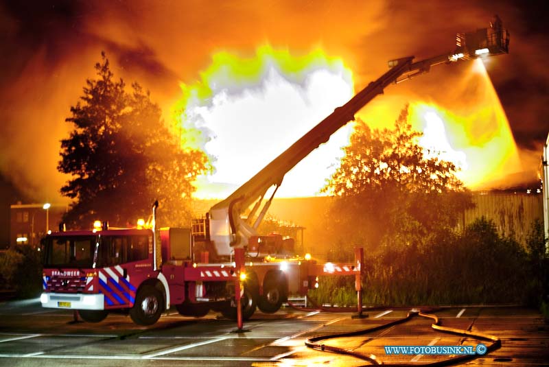 10061301.jpg - FOTOOPDRACHT:Dordrecht:13-06-2010:Zeer grote brand Gebotex kilkade 23 Dordrecht, het bedrijf importeur/grossiers van bruikbare kleding recycling. 2 grote loodsen gingen in vlammen op zondag nacht even na 2 uur. De brandweer zette extra brandweermensen en voertuigen uit de gehele regio en maakteer grip 1 van om de Grote brand van kleding in de loodsen geblust te krijgen. Het na blussen duurde tot ver in de ochtend.Deze digitale foto blijft eigendom van FOTOPERSBURO BUSINK. Wij hanteren de voorwaarden van het N.V.F. en N.V.J. Gebruik van deze foto impliceert dat u bekend bent  en akkoord gaat met deze voorwaarden bij publicatie.EB/ETIENNE BUSINK