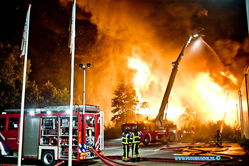 10061303.jpg - FOTOOPDRACHT:Dordrecht:13-06-2010:Zeer grote brand Gebotex kilkade 23 Dordrecht, het bedrijf importeur/grossiers van bruikbare kleding recycling. 2 grote loodsen gingen in vlammen op zondag nacht even na 2 uur. De brandweer zette extra brandweermensen en voertuigen uit de gehele regio en maakteer grip 1 van om de Grote brand van kleding in de loodsen geblust te krijgen. Het na blussen duurde tot ver in de ochtend.Deze digitale foto blijft eigendom van FOTOPERSBURO BUSINK. Wij hanteren de voorwaarden van het N.V.F. en N.V.J. Gebruik van deze foto impliceert dat u bekend bent  en akkoord gaat met deze voorwaarden bij publicatie.EB/ETIENNE BUSINK