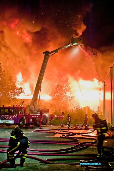 10061304.jpg - FOTOOPDRACHT:Dordrecht:13-06-2010:Zeer grote brand Gebotex kilkade 23 Dordrecht, het bedrijf importeur/grossiers van bruikbare kleding recycling. 2 grote loodsen gingen in vlammen op zondag nacht even na 2 uur. De brandweer zette extra brandweermensen en voertuigen uit de gehele regio en maakteer grip 1 van om de Grote brand van kleding in de loodsen geblust te krijgen. Het na blussen duurde tot ver in de ochtend.Deze digitale foto blijft eigendom van FOTOPERSBURO BUSINK. Wij hanteren de voorwaarden van het N.V.F. en N.V.J. Gebruik van deze foto impliceert dat u bekend bent  en akkoord gaat met deze voorwaarden bij publicatie.EB/ETIENNE BUSINK