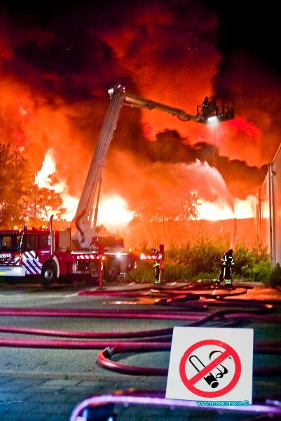 10061305.jpg - FOTOOPDRACHT:Dordrecht:13-06-2010:Zeer grote brand Gebotex kilkade 23 Dordrecht, het bedrijf importeur/grossiers van bruikbare kleding recycling. 2 grote loodsen gingen in vlammen op zondag nacht even na 2 uur. De brandweer zette extra brandweermensen en voertuigen uit de gehele regio en maakteer grip 1 van om de Grote brand van kleding in de loodsen geblust te krijgen. Het na blussen duurde tot ver in de ochtend.Deze digitale foto blijft eigendom van FOTOPERSBURO BUSINK. Wij hanteren de voorwaarden van het N.V.F. en N.V.J. Gebruik van deze foto impliceert dat u bekend bent  en akkoord gaat met deze voorwaarden bij publicatie.EB/ETIENNE BUSINK