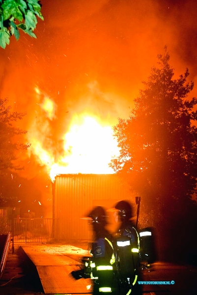 10061306.jpg - FOTOOPDRACHT:Dordrecht:13-06-2010:Zeer grote brand Gebotex kilkade 23 Dordrecht, het bedrijf importeur/grossiers van bruikbare kleding recycling. 2 grote loodsen gingen in vlammen op zondag nacht even na 2 uur. De brandweer zette extra brandweermensen en voertuigen uit de gehele regio en maakteer grip 1 van om de Grote brand van kleding in de loodsen geblust te krijgen. Het na blussen duurde tot ver in de ochtend.Deze digitale foto blijft eigendom van FOTOPERSBURO BUSINK. Wij hanteren de voorwaarden van het N.V.F. en N.V.J. Gebruik van deze foto impliceert dat u bekend bent  en akkoord gaat met deze voorwaarden bij publicatie.EB/ETIENNE BUSINK