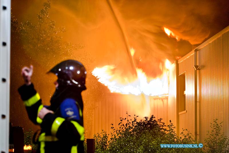 10061307.jpg - FOTOOPDRACHT:Dordrecht:13-06-2010:Zeer grote brand Gebotex kilkade 23 Dordrecht, het bedrijf importeur/grossiers van bruikbare kleding recycling. 2 grote loodsen gingen in vlammen op zondag nacht even na 2 uur. De brandweer zette extra brandweermensen en voertuigen uit de gehele regio en maakteer grip 1 van om de Grote brand van kleding in de loodsen geblust te krijgen. Het na blussen duurde tot ver in de ochtend.Deze digitale foto blijft eigendom van FOTOPERSBURO BUSINK. Wij hanteren de voorwaarden van het N.V.F. en N.V.J. Gebruik van deze foto impliceert dat u bekend bent  en akkoord gaat met deze voorwaarden bij publicatie.EB/ETIENNE BUSINK