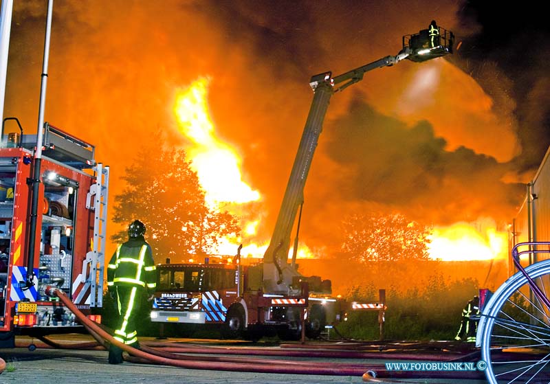 10061310.jpg - FOTOOPDRACHT:Dordrecht:13-06-2010:Zeer grote brand Gebotex kilkade 23 Dordrecht, het bedrijf importeur/grossiers van bruikbare kleding recycling. 2 grote loodsen gingen in vlammen op zondag nacht even na 2 uur. De brandweer zette extra brandweermensen en voertuigen uit de gehele regio en maakteer grip 1 van om de Grote brand van kleding in de loodsen geblust te krijgen. Het na blussen duurde tot ver in de ochtend.Deze digitale foto blijft eigendom van FOTOPERSBURO BUSINK. Wij hanteren de voorwaarden van het N.V.F. en N.V.J. Gebruik van deze foto impliceert dat u bekend bent  en akkoord gaat met deze voorwaarden bij publicatie.EB/ETIENNE BUSINK