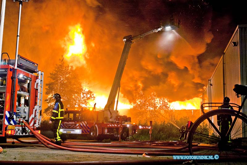 10061311.jpg - FOTOOPDRACHT:Dordrecht:13-06-2010:Zeer grote brand Gebotex kilkade 23 Dordrecht, het bedrijf importeur/grossiers van bruikbare kleding recycling. 2 grote loodsen gingen in vlammen op zondag nacht even na 2 uur. De brandweer zette extra brandweermensen en voertuigen uit de gehele regio en maakteer grip 1 van om de Grote brand van kleding in de loodsen geblust te krijgen. Het na blussen duurde tot ver in de ochtend.Deze digitale foto blijft eigendom van FOTOPERSBURO BUSINK. Wij hanteren de voorwaarden van het N.V.F. en N.V.J. Gebruik van deze foto impliceert dat u bekend bent  en akkoord gaat met deze voorwaarden bij publicatie.EB/ETIENNE BUSINK