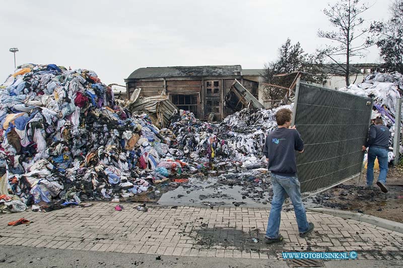 10061315.jpg - FOTOOPDRACHT:Dordrecht:13-06-2010:Dag na de Zeer grote brand bij Gebotex kilkade 23 Dordrecht, het bedrijf importeur/grossiers van bruikbare kleding recyclingZEER GROTE BRAND BIJ KLEDINGRECYCLEBEDRIJFDORDRECHT - In de nacht van zaterdag op zondag 13 juni heeft een zeer grote brand gewoed bij een kledingrecylcebedrijf. Rond 1.15 uur kwam de melding dat er band was uitgebroken in het bedrijf aan de Kilkade. Hierop rukten diverse brandweervoertuigen uit. Kort na het ontstaan van de brand schaalde de brandweer op naar zeer grote brand en werd vanwege de omvang van de brand besloten over te gaan tot GRIP 1 (Gecoördineerde Regionale Incidentenbestrijding Procedure). Diverse brandweerkorpsen uit de regio kwamen met groot materieel ter plaatse om de brand te bestrijden en te voorkomen dat de brand oversloeg naar de rest van het bedrijf. Uit voorzorg kwam ook een blusboot ter plaatse om eventueel vanaf het water aan de achterzijde van het pand bluswerkzaamheden te verrichten. Dit bleek uiteindelijk niet nodig. De brandweer is de hele nacht met man en macht bezig geweest het vuur te  bestrijden. Om 6.00 uur kon het sein brandmeester worden gegeven.Als gevolg van de brand werden twee hallen van het bedrijf in as gelegd. De brandweer wist te voorkomen dat de brand oversloeg naar een derde hal achter de twee uitgebrandde hallen. Wel ontstond er schade aan de gevel van de derde hal door de hitte van de brand. Twee naastgelegen panden van hetzelfde bedrijf bleven gespaard. Bij de brand vielen geen slachtoffers. Als gevolg van de brand was er sprake van een forse rookontwikkeling. De rook trok weg in de richting van de wijk Sterrenburg en zorgde ervoor dat op sommige plekken roetdeeltjes neersloegen. De brandweer verrichtte diverse metingen. Hieruit bleek dat er geen gevaarlijke stoffen zijn vrij gekomen en dat de brand geen gevaar opleverde voor de omgeving.De oorzaak van de brand is niet bekend. De Politie Zuid-Holland-Zuid stelt hiernaar een onderzoek in. De brandweer verw