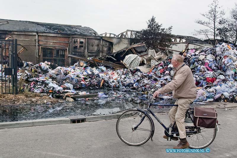 10061317.jpg - FOTOOPDRACHT:Dordrecht:13-06-2010:Dag na de Zeer grote brand bij Gebotex kilkade 23 Dordrecht, het bedrijf importeur/grossiers van bruikbare kleding recyclingZEER GROTE BRAND BIJ KLEDINGRECYCLEBEDRIJFDORDRECHT - In de nacht van zaterdag op zondag 13 juni heeft een zeer grote brand gewoed bij een kledingrecylcebedrijf. Rond 1.15 uur kwam de melding dat er band was uitgebroken in het bedrijf aan de Kilkade. Hierop rukten diverse brandweervoertuigen uit. Kort na het ontstaan van de brand schaalde de brandweer op naar zeer grote brand en werd vanwege de omvang van de brand besloten over te gaan tot GRIP 1 (Gecoördineerde Regionale Incidentenbestrijding Procedure). Diverse brandweerkorpsen uit de regio kwamen met groot materieel ter plaatse om de brand te bestrijden en te voorkomen dat de brand oversloeg naar de rest van het bedrijf. Uit voorzorg kwam ook een blusboot ter plaatse om eventueel vanaf het water aan de achterzijde van het pand bluswerkzaamheden te verrichten. Dit bleek uiteindelijk niet nodig. De brandweer is de hele nacht met man en macht bezig geweest het vuur te  bestrijden. Om 6.00 uur kon het sein brandmeester worden gegeven.Als gevolg van de brand werden twee hallen van het bedrijf in as gelegd. De brandweer wist te voorkomen dat de brand oversloeg naar een derde hal achter de twee uitgebrandde hallen. Wel ontstond er schade aan de gevel van de derde hal door de hitte van de brand. Twee naastgelegen panden van hetzelfde bedrijf bleven gespaard. Bij de brand vielen geen slachtoffers. Als gevolg van de brand was er sprake van een forse rookontwikkeling. De rook trok weg in de richting van de wijk Sterrenburg en zorgde ervoor dat op sommige plekken roetdeeltjes neersloegen. De brandweer verrichtte diverse metingen. Hieruit bleek dat er geen gevaarlijke stoffen zijn vrij gekomen en dat de brand geen gevaar opleverde voor de omgeving.De oorzaak van de brand is niet bekend. De Politie Zuid-Holland-Zuid stelt hiernaar een onderzoek in. De brandweer verw